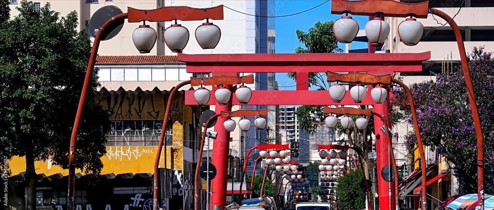 Liberdade, o bairro oriental da cidade recebe milhares de visitantes diariamente