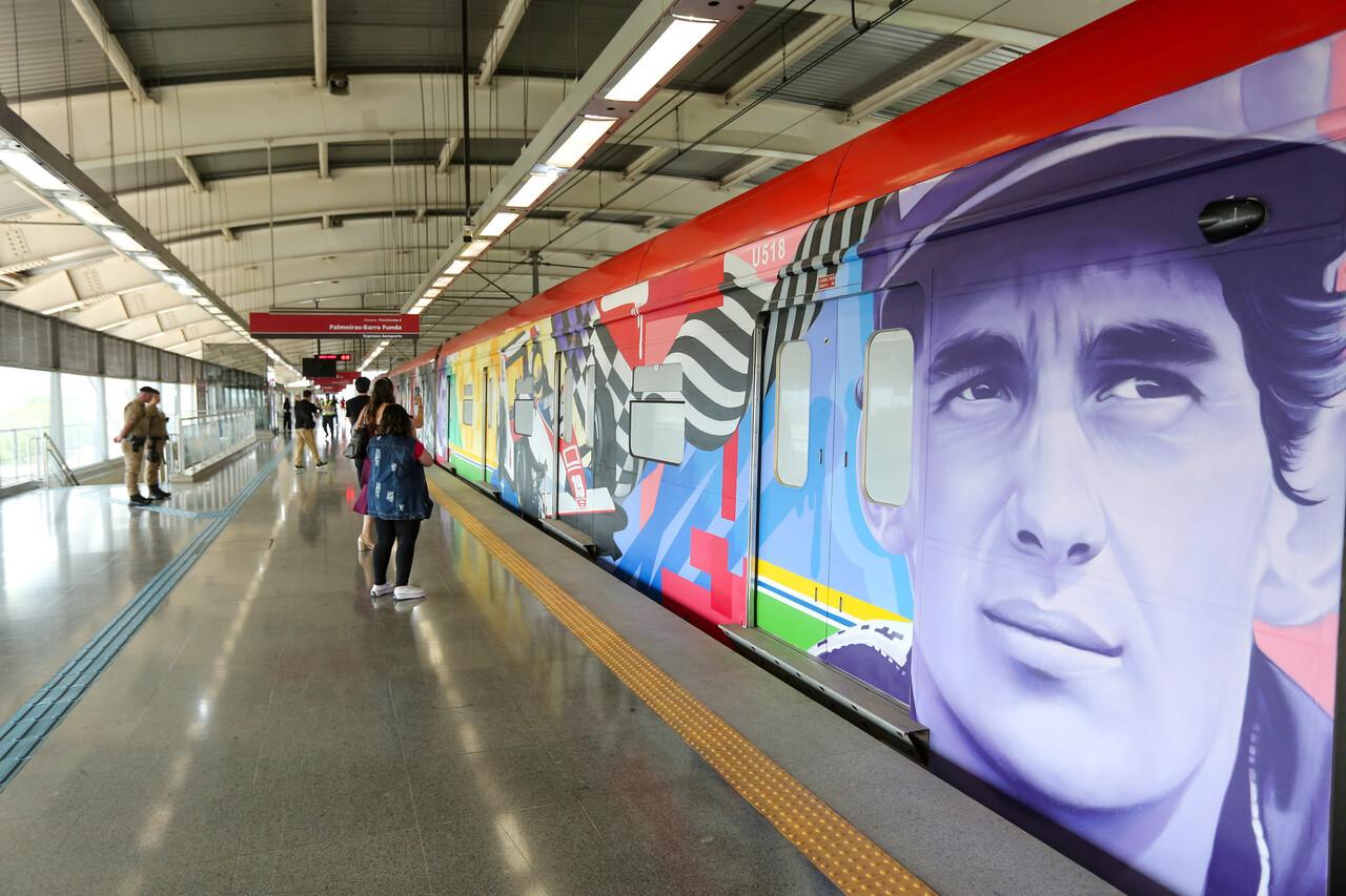 História de Ayrton Senna vira galeria de arte em trem da CPTM