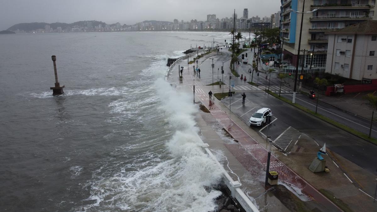 Planejamento estratégico será desenvolvido para enfrentar mudanças climáticas e realinhar prédios tortos em Santos