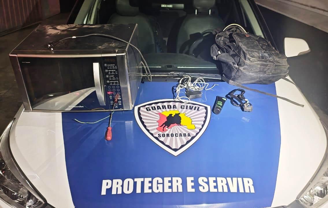 GCM detém dupla e recupera objetos furtados de comércio no Jardim Simus