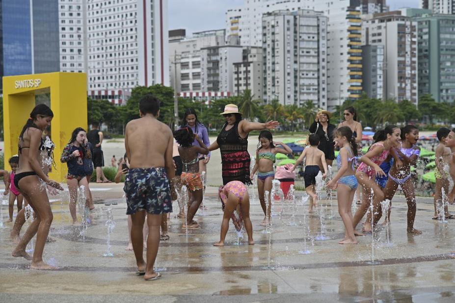 Mutirão pré-carnaval inclui limpeza da praia e educação ambiental em Santos